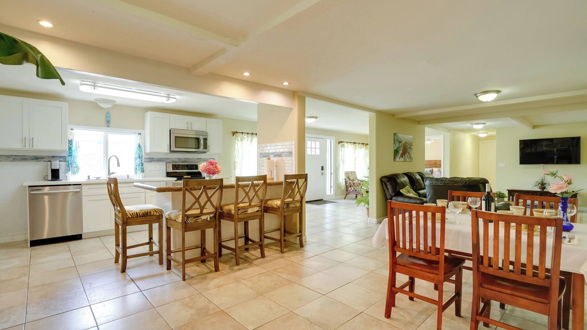 Kalihi Valley House | 7 Mi to Waikiki: Airy Retreat Near Shops & Eats!