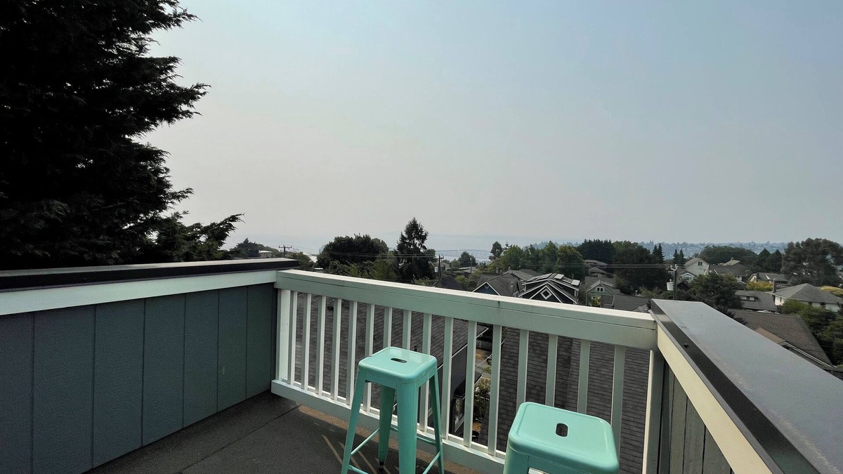 West Queen Anne Apartment | 7 min to downtown! Retreat for 2 on Queen Anne Hill w/Rooftop Deck & Ocean View.