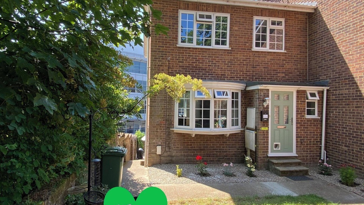 Redhill House | 7 Mins to Gatwick Airport, Easy Commute to London! Comfortable King Size Bed!