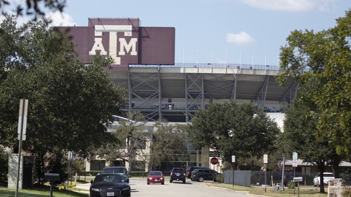 College Park House | 7 Minute Walk to Kyle Field - Charming Cottage