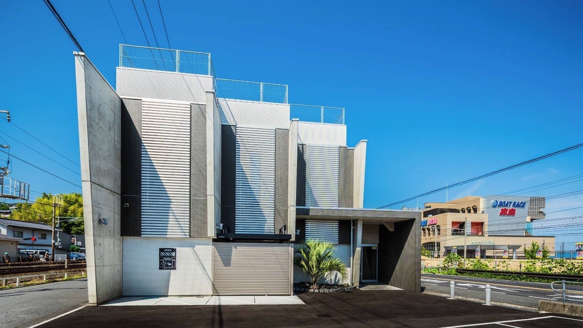 Hatsukaichi Hotel | 7 minutes walk to Miyajimaguchi ferry terminal Free parking available Leave your car at the hotel /Hatsukaichi Hiroshima