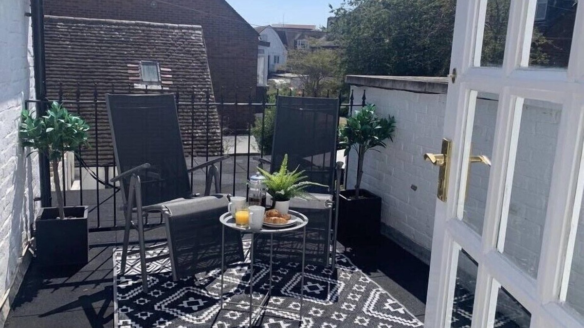 Poole House | * 7 NIGHTS OFF PEAK FROM £700.00 * MESSAGE ME FOR OFFER AND AVAILABILITY *