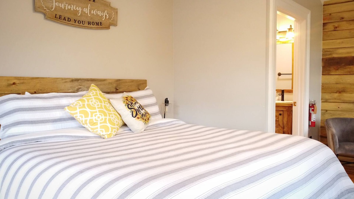Snowflake Hotel | #7 Quaint Room in Historic Inn, Sunflower Spot