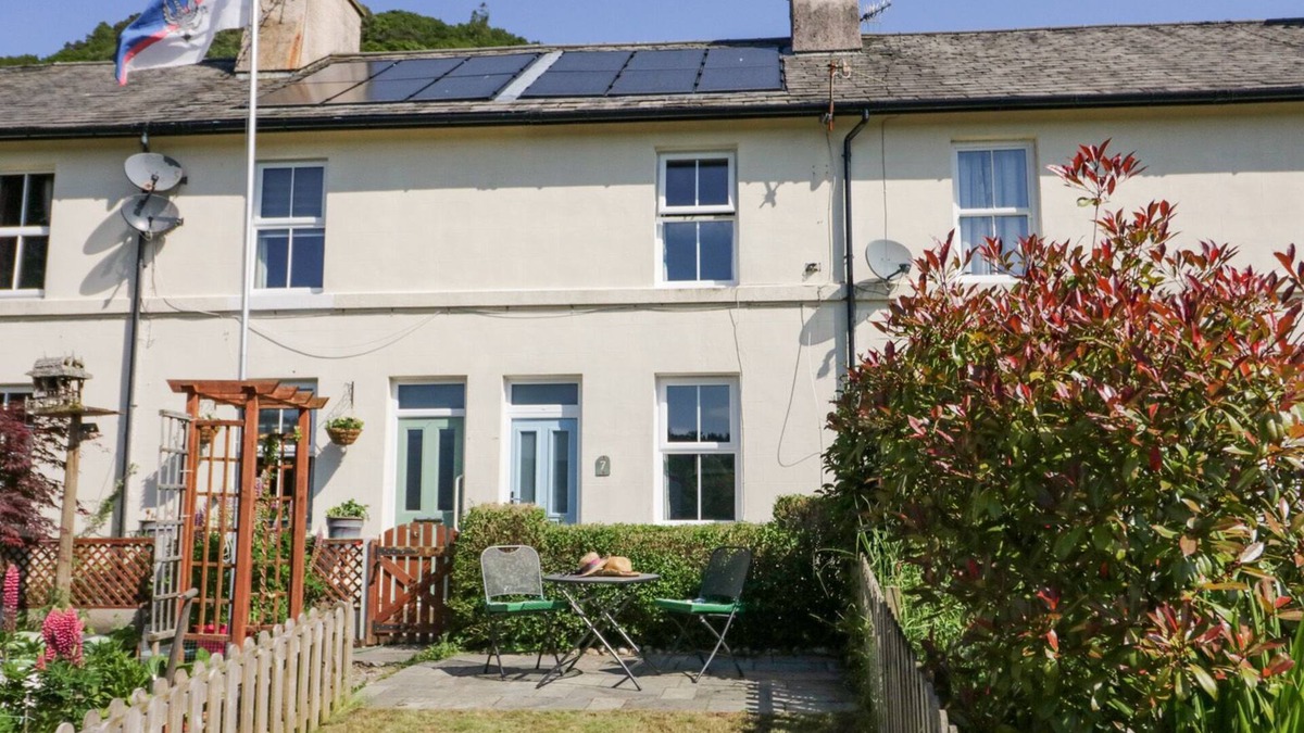 Newby Bridge Cottage | 7 RAILWAY COTTAGES, pet friendly, with open fire in Newby Bridge