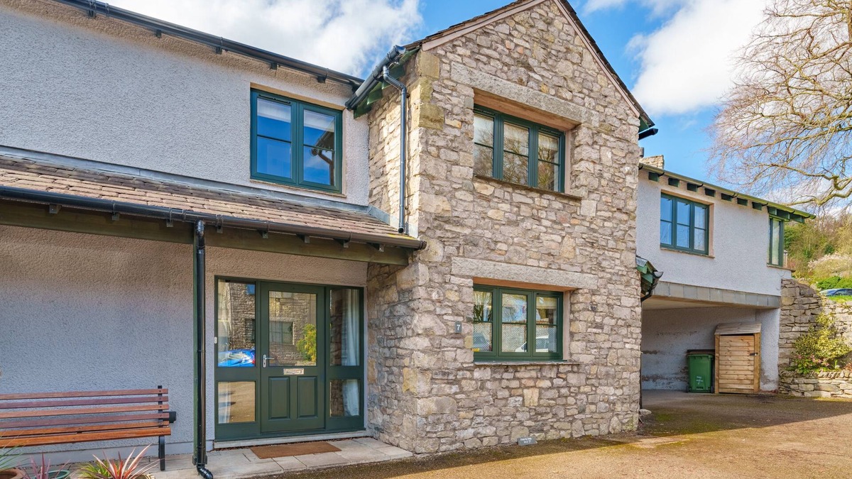 Kendal House | 7 The Old Woodyard - Dog-friendly Cottage with parking