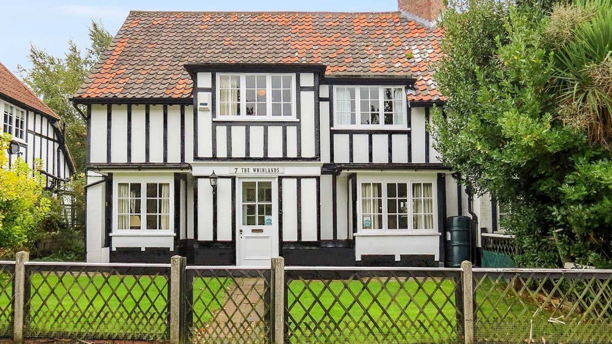 Thorpeness Apartment | 7 Whinlands - sleeps 10 guests in 5 bedrooms