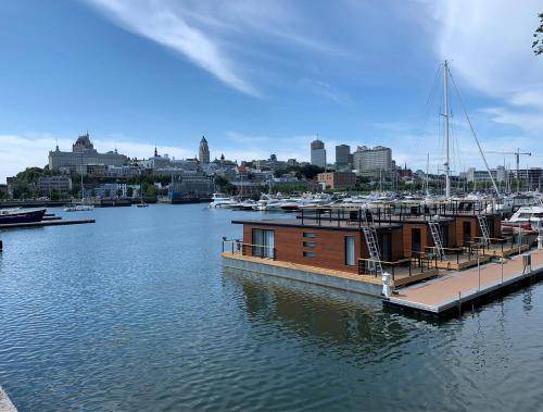 Lower Town Boat Rental | 70 m² Houseboat ∙ 1 bedroom ∙ 4 guests