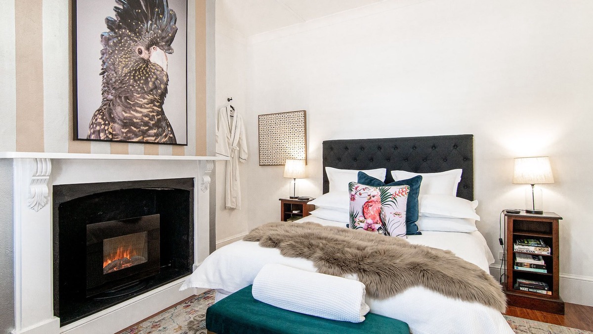 Central Mudgee Apartment | 70 On Mortimer "Black Cockatoo Room" is a self contained 1 bedroom unit
