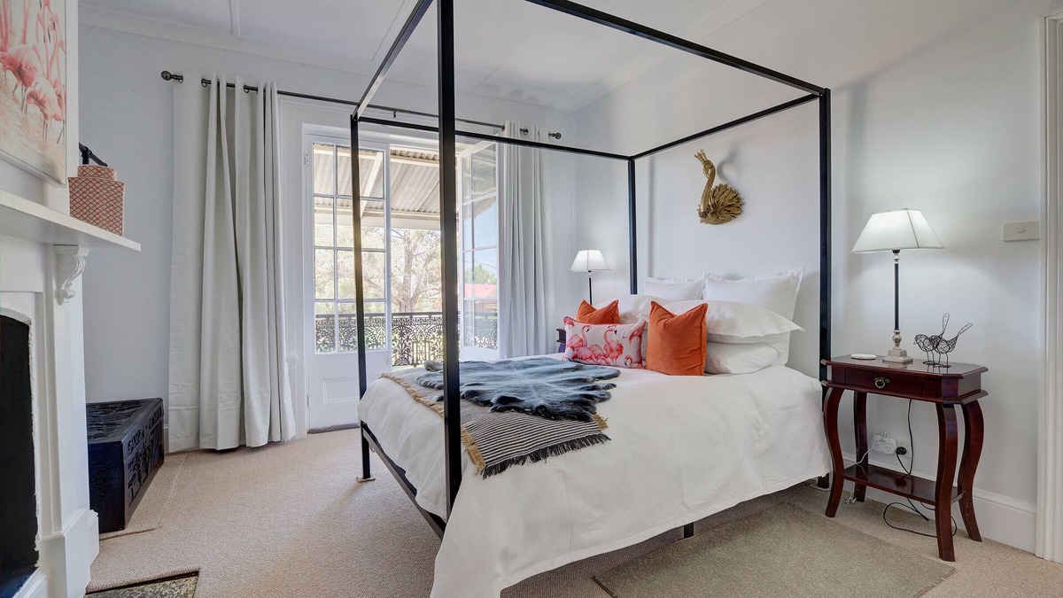 Central Mudgee Apartment | 70 On Mortimer "The Flamingo Room"