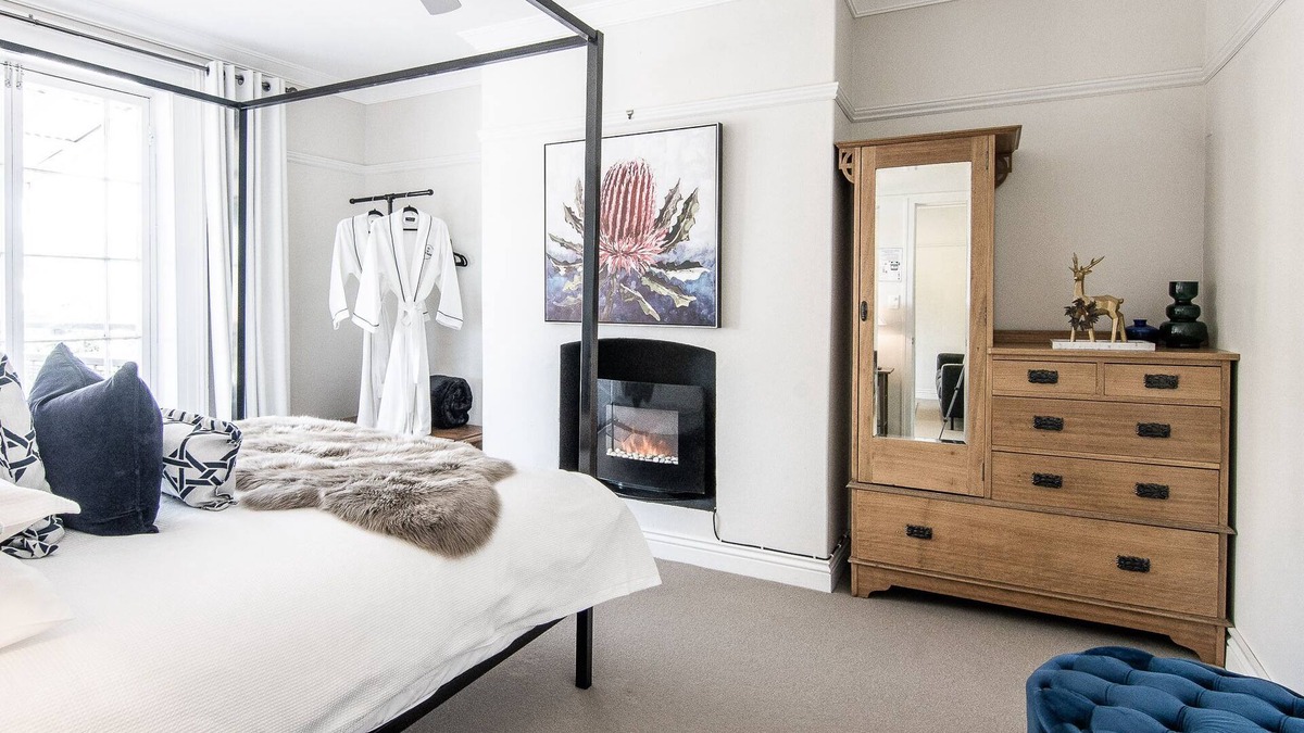 Central Mudgee Apartment | 70 On Mortimer “The Waratah Room” is a self contained 1 bedroom unit