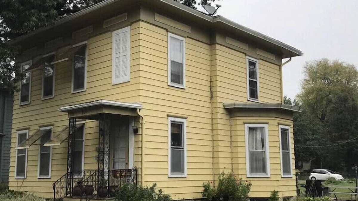 Ames House | 700 Douglas Ave, Close to Main Street, Garage!