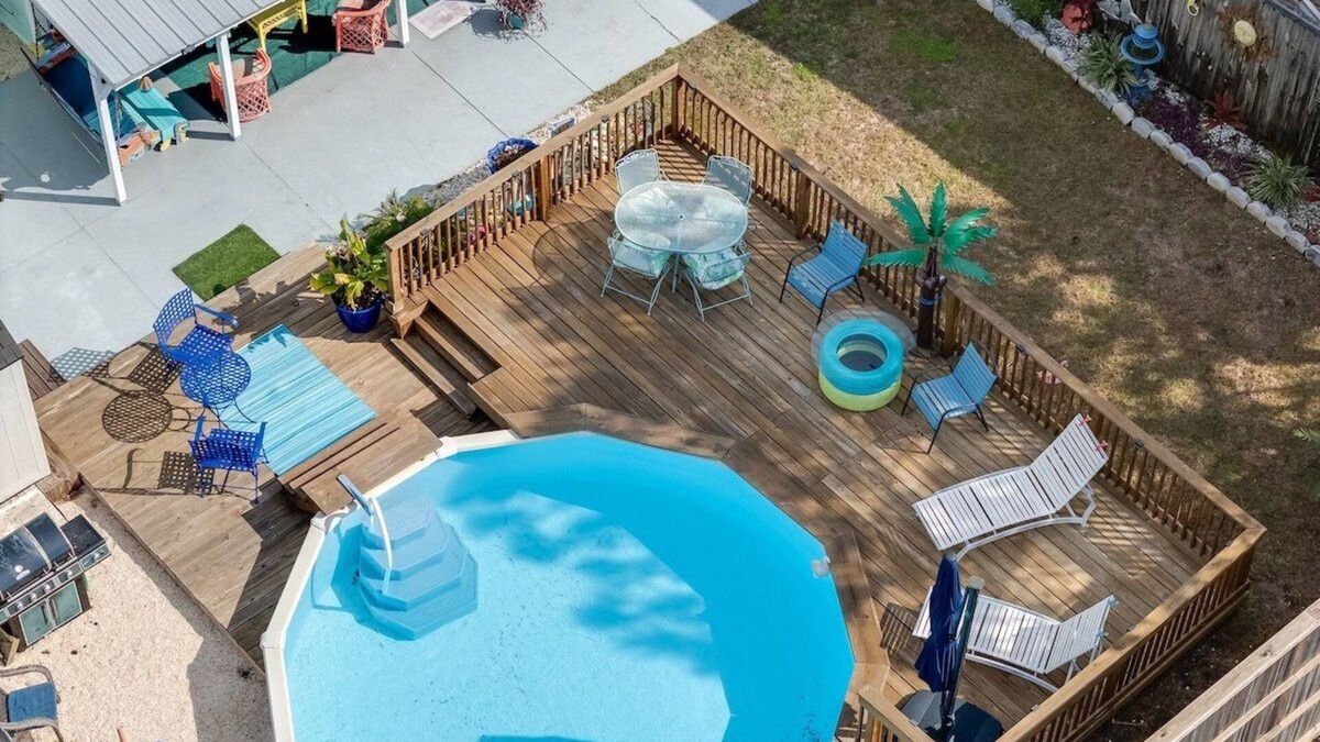 Holiday Beach House | 7131 Sunset Ave - Cottage by The Sea with pool