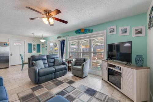 Holiday Beach House | 7131 Sunset Ave - Cottage by The Sea with pool
