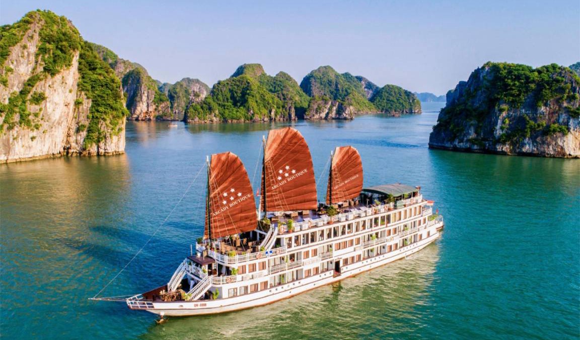 Bai Chay Boat Rental | 72 m² Houseboat ∙ 2 bedrooms ∙ 7 guests