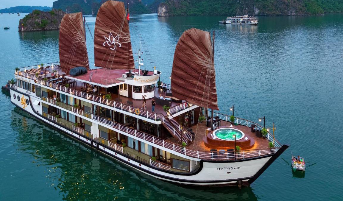 Ha Long Boat Rental | 72 m² Houseboat ∙ 2 bedrooms ∙ 4 guests