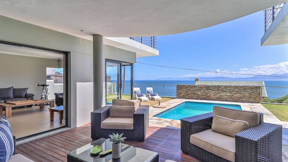 De Kelders House | 72 on Vyfer | Family friendly | Whale watching | Pool