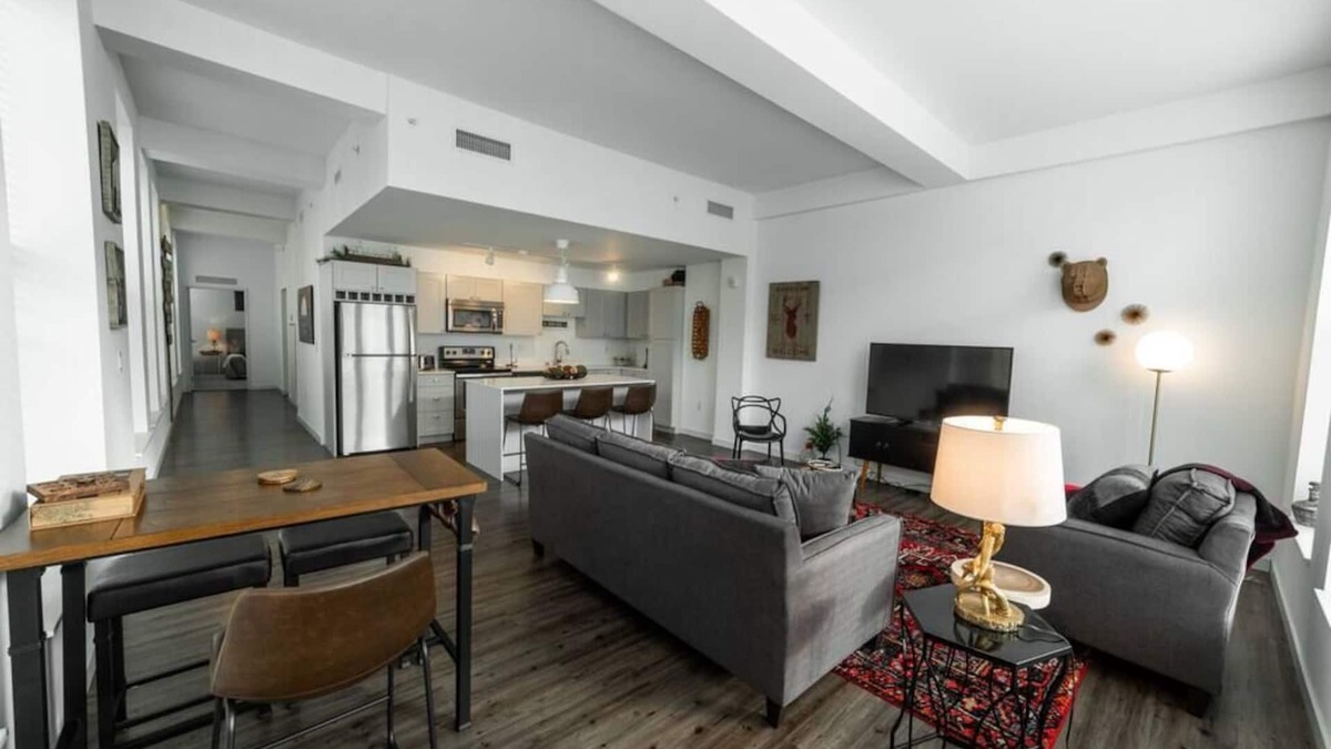 Westown Apartment | 725- Big 2 bedroom/king beds/Corner Unit/+ parking