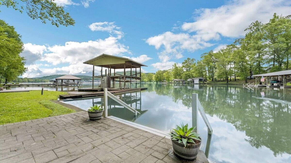 Ten Mile House | 726 Halfmoon Shores Drive · 6BR Lake Front - Boathouse - Dock - Screened Porch