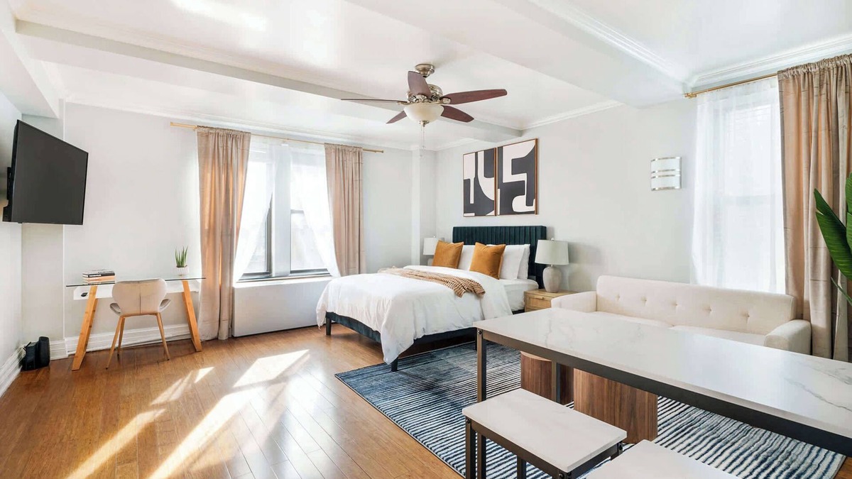 Lincoln Square Apartment | 73-1120 XL New Studio UWS Doorman Gym