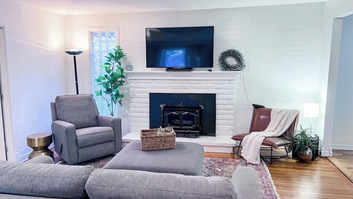 Kirkland House | 7406 2-bed · Convenient & Cozy Kirkland 2-bed Fenced Yard+Deck