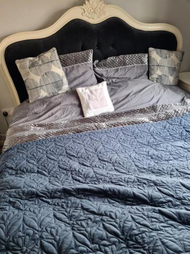 Sherborne St. John Apartment | 75 Park Prewett Dbl room with Super King bed
