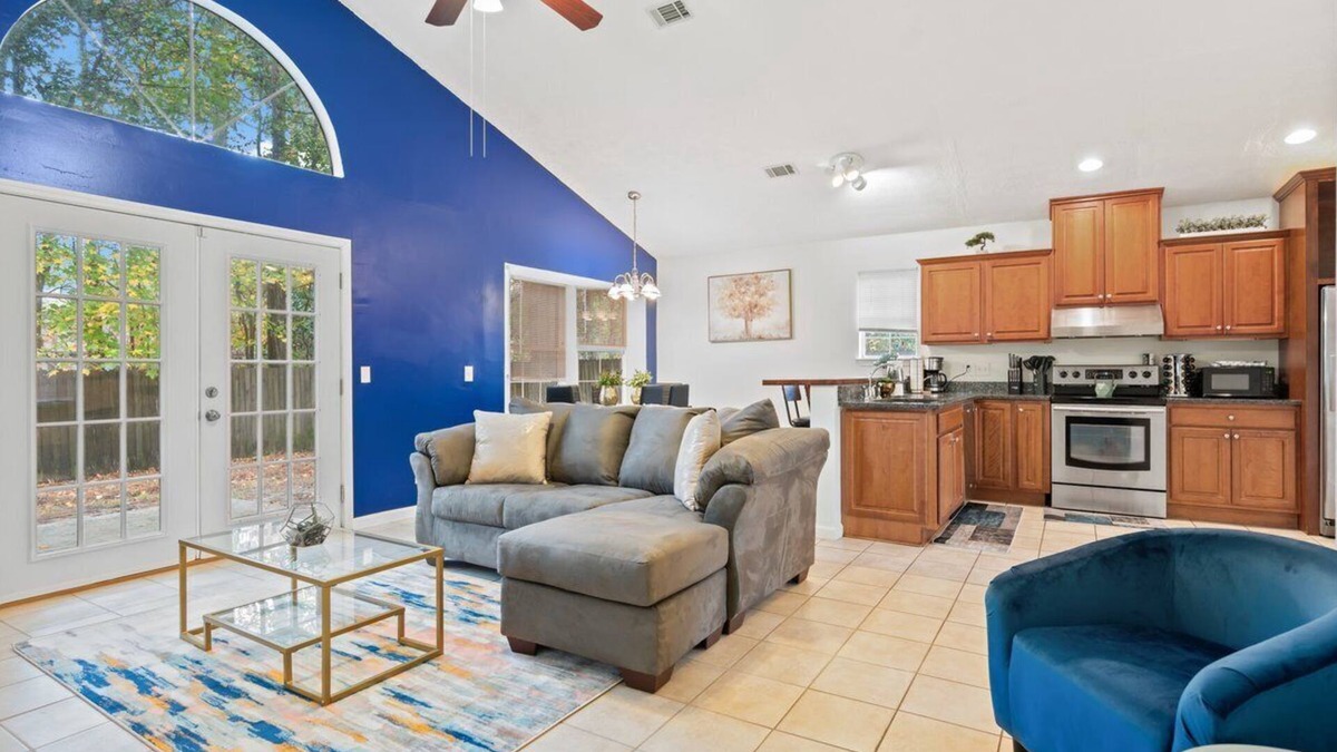Colonial Oaks House | 75' TV - Summer Retreat - King Bed, Large Yard, No Stairs