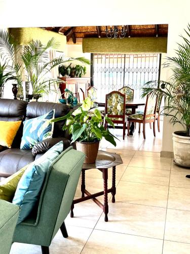 Lone Hill Apartment | 76 On Crestwood