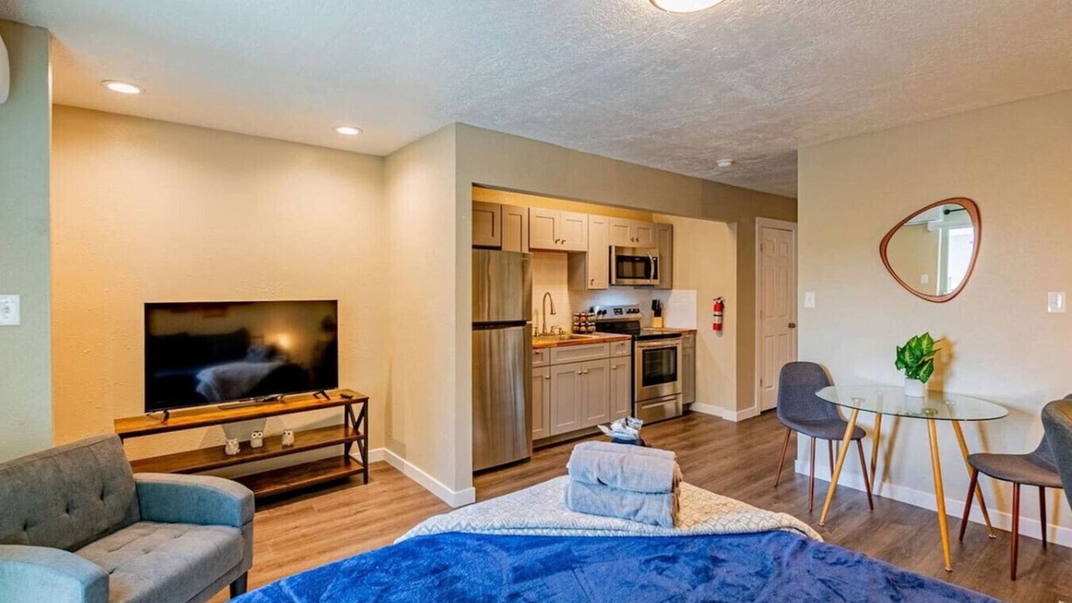 Northeast Heights Apartment | 760 On The Blvd Studio 22 overlooking Nobhill