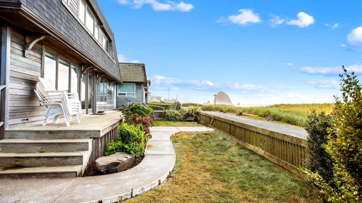 Downtown Cannon Beach House | 777 Ocean - Beachfront! - Beachcomber Vacation Homes