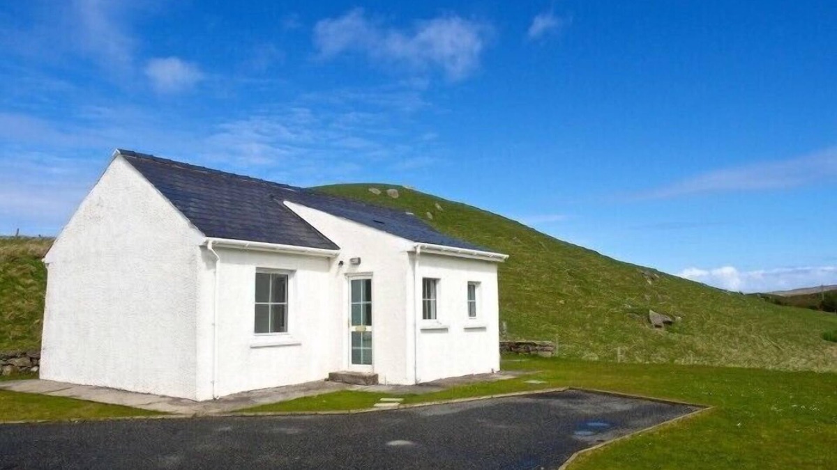 Ardroil Cottage | 7B ARDROIL, pet friendly, with a garden in Uig Isle Of Lewis