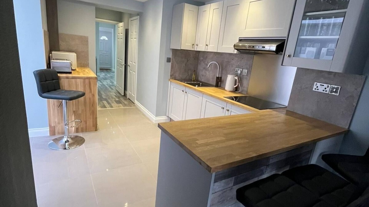 Higham Hill House | 7bedroom House, 3bathroom, Kitchen, 2living Room, Dining Room Smoke Room, Garden