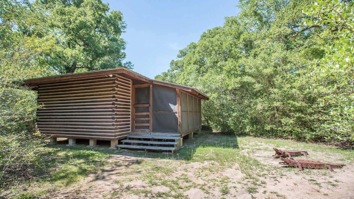 Wellborn Cabin | 7F Lodge - Batts Ferry Cabin w/Breakfast - Log Cabin w/Jacuzzi Tub and Fire Pit