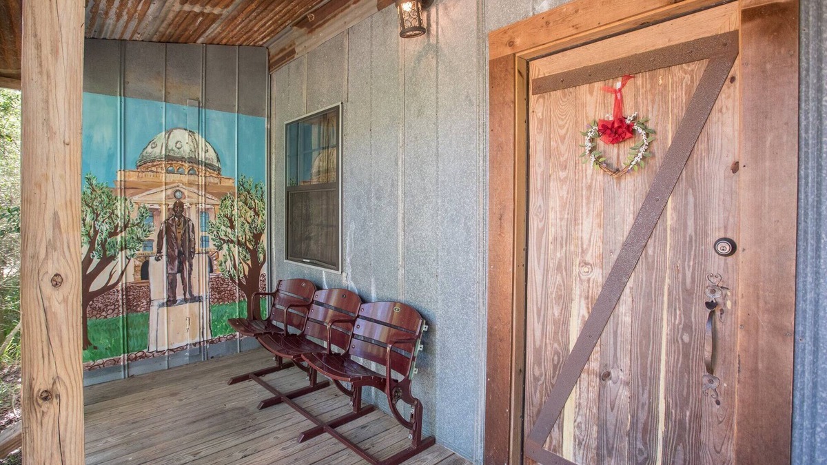 Wellborn Cabin | 7F Lodge - Sully's Place An Aggie Tradition with Aggie Style w/outdoor Jacuzzi and Breakfast