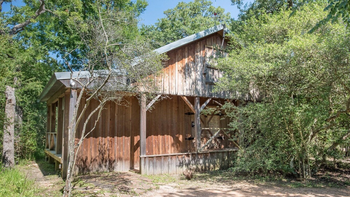 Wellborn Cabin | 7F Lodge - The Barn A Secluded Western Style Place w/Jacuzzi Tub and Breakfast