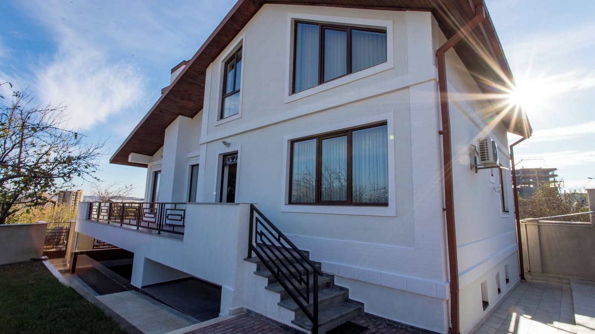 Vake-Saburtalo Villa | 7mins-Tbilisi Mall/19mins-Jvari Monastery.nFab and cosy home with swimming pool!