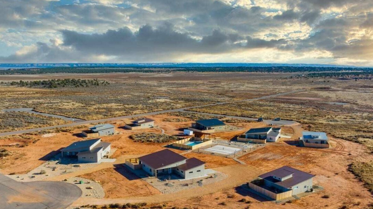 Kanab House | 8 Acre Estate I Swimming Pool & Hot Tubs I 8 Homes