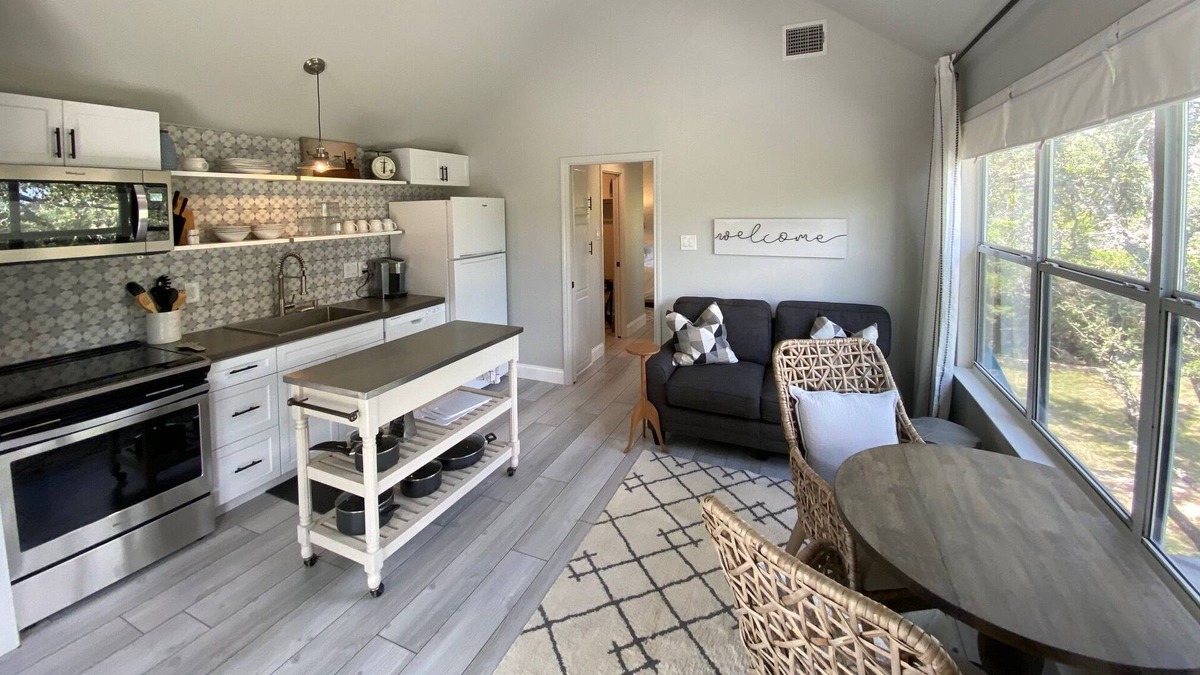 Bergheim House | 8 Acres with Hill Country Views