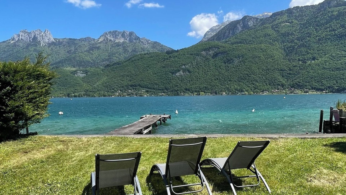 Bredannaz Apartment | 8-bed waterfront apartment on Lake Annecy