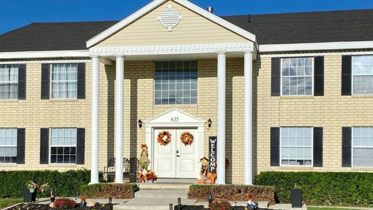 Orangeville House | 8 Bedroom 6 Bathroom home with kitchen, dining room area and lounge.