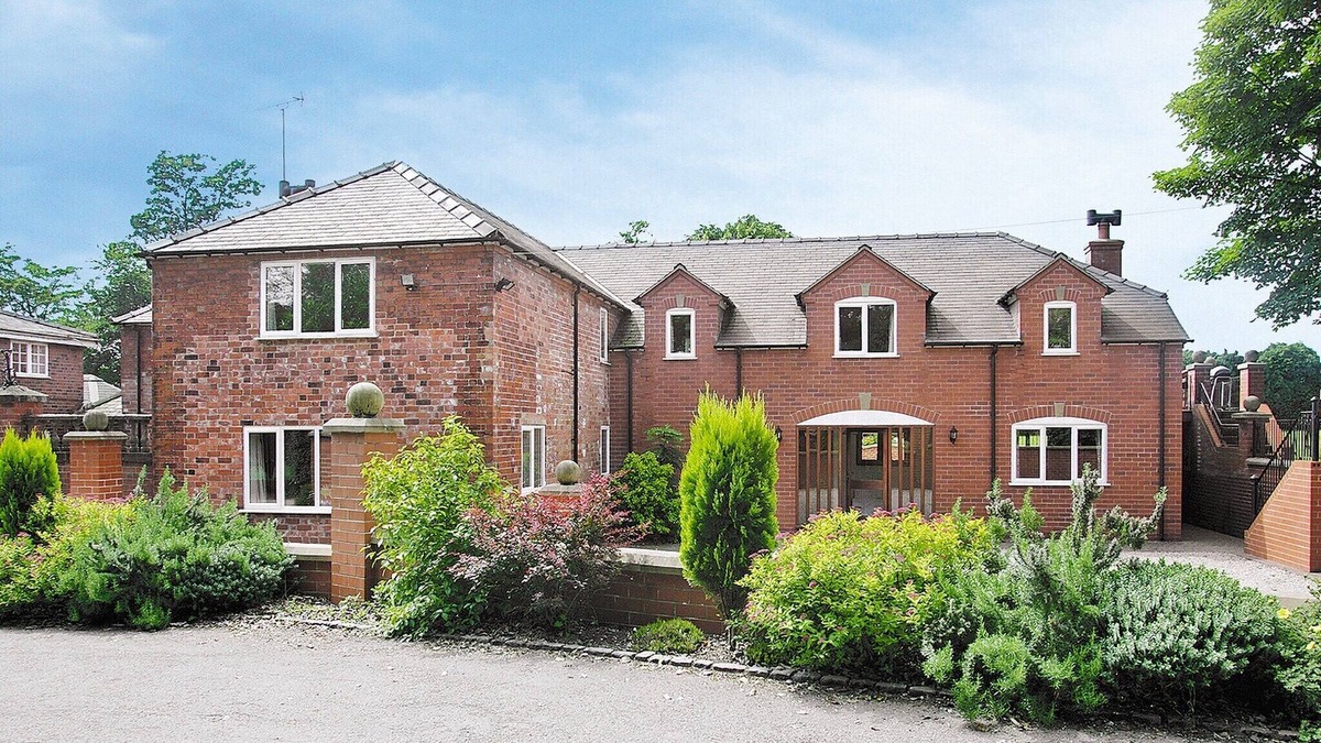 Barrow-on-Trent Cottage | 8 bedroom accommodation in Barrow-on-Trent