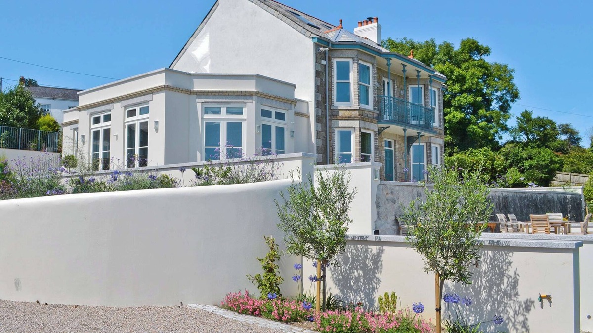 Saint Austell Bay Cottage | 8 bedroom accommodation in Porthpean, near Charlestown