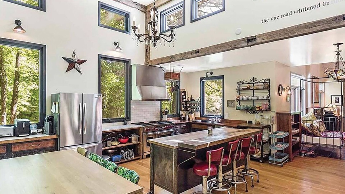 Saugerties House | 8-bedroom house & barn boardering the Catskill Mountain Preserve and family farm