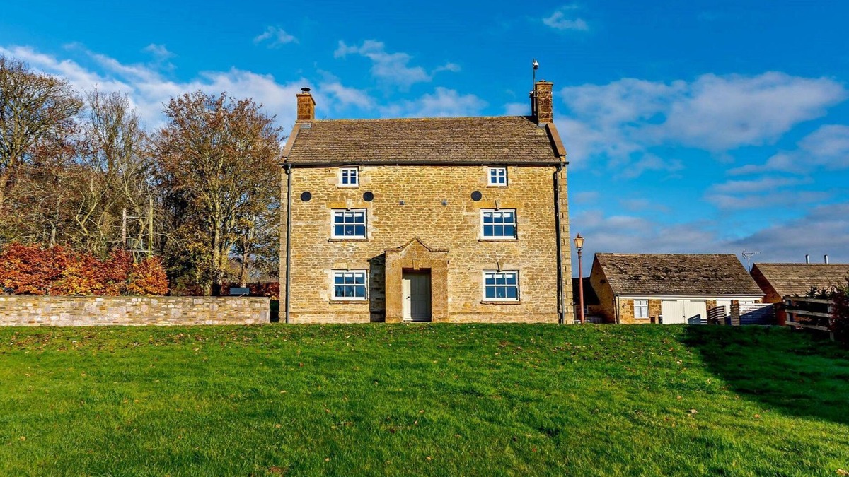 Great Tew Cottage | 8 bedroom luxury holiday home in the Cotswolds with a hot tub - Stonewell Farmhouse
