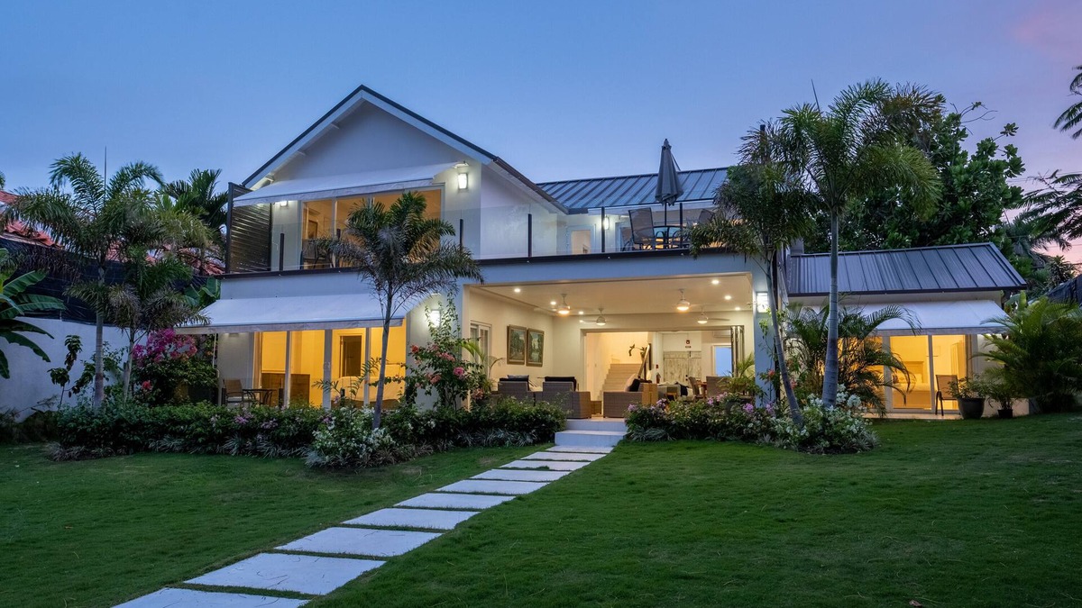 Tower Isle House | 8 Bedroom Luxury Villa - Absolute Seaside Property