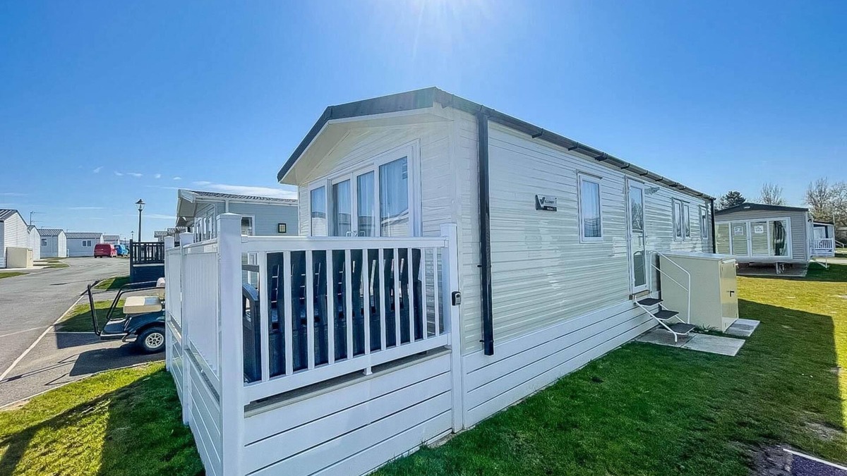 Hopton House | 8 berth caravan with decking and WiFi at Broadland Sands Park ref 20064CF