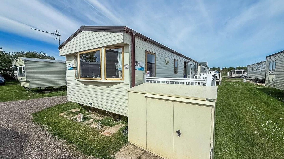 Louth House | 8 berth caravan with decking at Sunnydale in Lincolnshire ref 35087S
