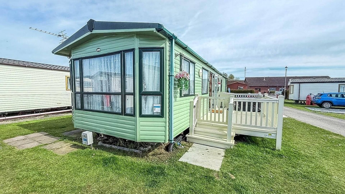 Louth House | 8 berth caravan with WiFi at Sunnydale Park in Skegness ref 35220KC