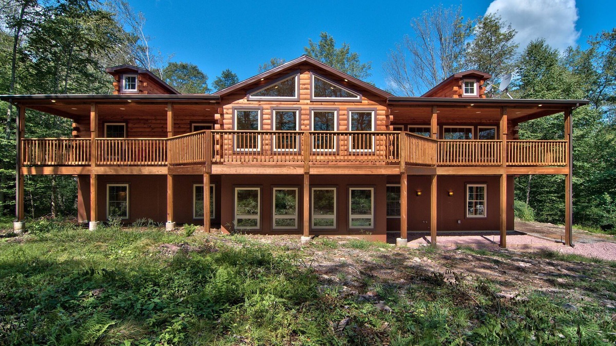 White Haven Cabin | 8 BR 4 BA SECLUDED 4000 SF. BACHELOR PARTIES/REUNIONS HOT TUB/WIFI! Sleeps 26!