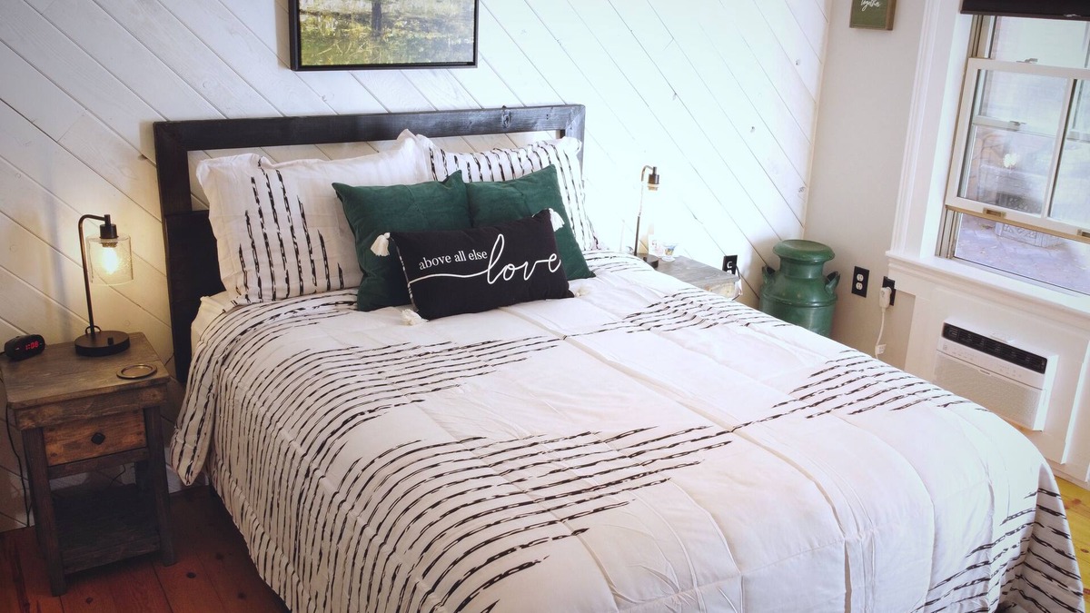 Snowflake Hotel | #8 Cozy Room in Historic Inn, Green Grotto