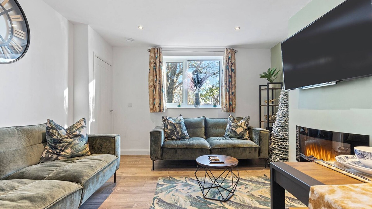 Heworth House | 8 Eighth Ave · Retreat On The Green - Beautiful 4-Bed Home | Pass The Keys